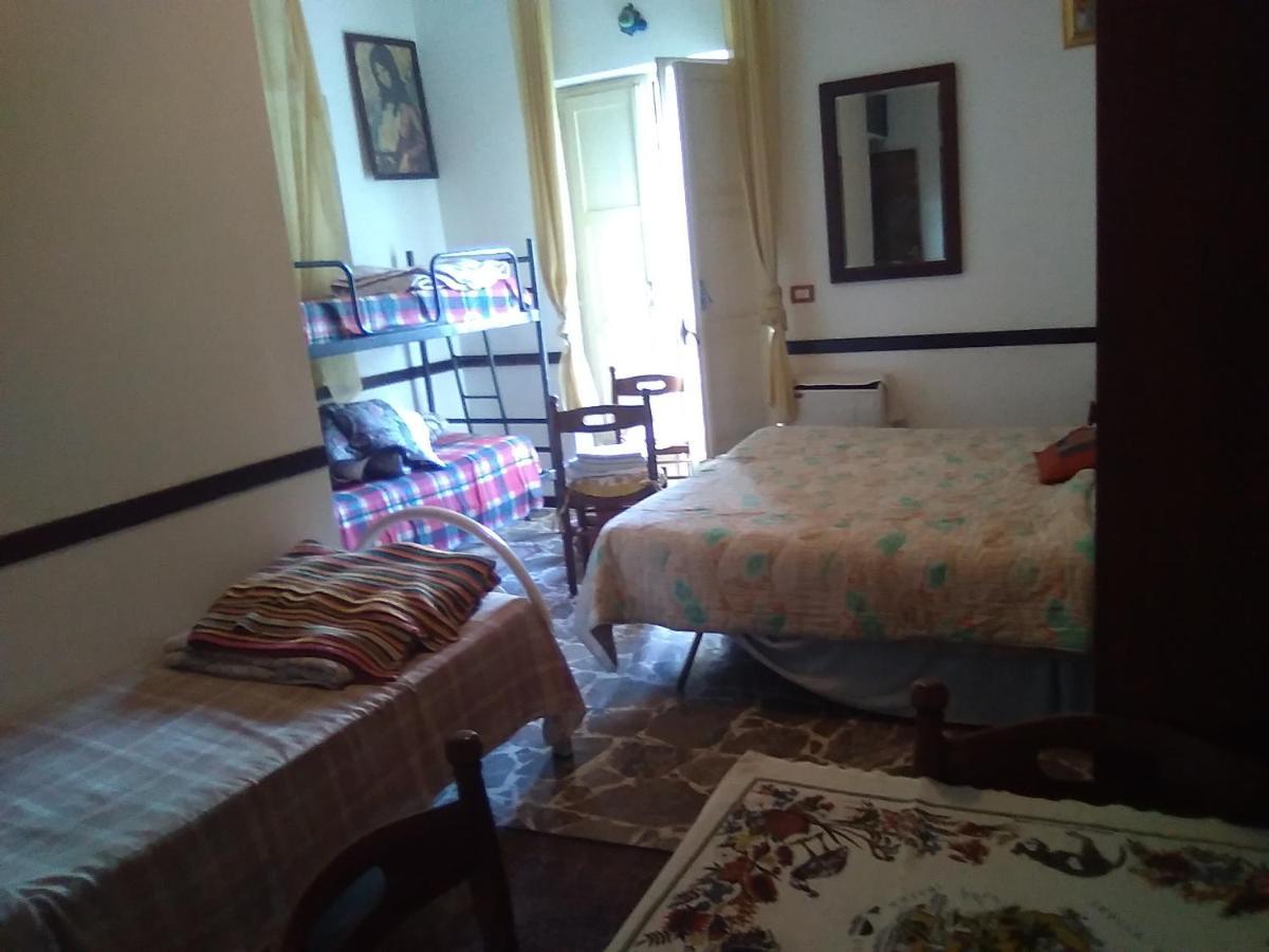 Room In Guest Room - Single Room With Shared Bathroom تاورمينا المظهر الخارجي الصورة