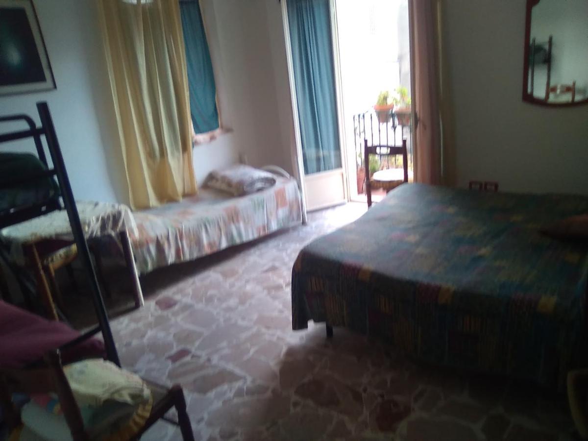 Room In Guest Room - Single Room With Shared Bathroom تاورمينا المظهر الخارجي الصورة